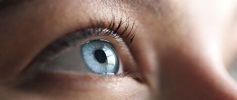 Blaues Auge einer jungen Frau