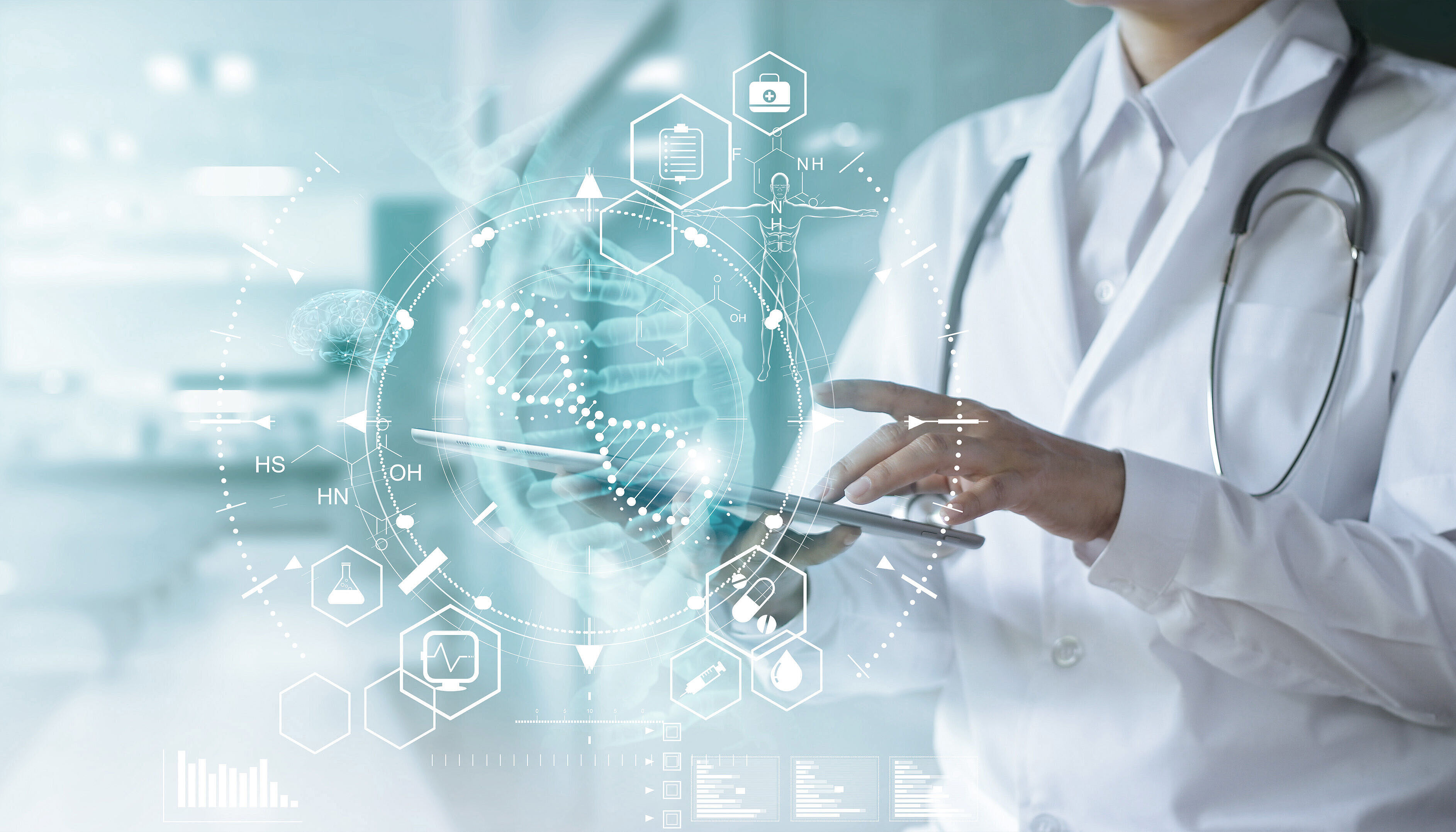 Frau im Arztkittel tippt mit den Fingern auf ein Touchpad, DNA Strang und weitere Gesundheitsthemen als Hologramm davor.