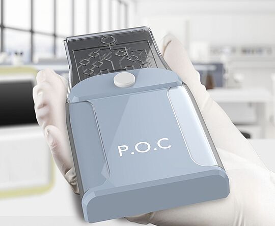 POC Device in einer Hand mit Handschuh, im Hintergrund ein Labor mit großer Fensterfront