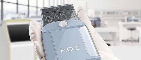 POC Device in einer Hand mit Handschuh, im Hintergrund ein Labor mit großer Fensterfront