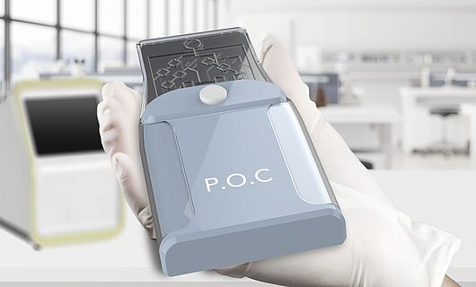 POC Device in einer Hand mit Handschuh, im Hintergrund ein Labor mit großer Fensterfront