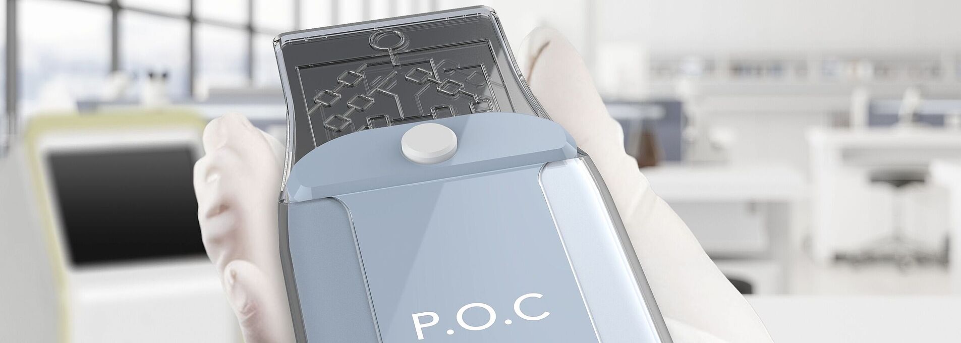 POC Device in einer Hand mit Handschuh, im Hintergrund ein Labor mit großer Fensterfront