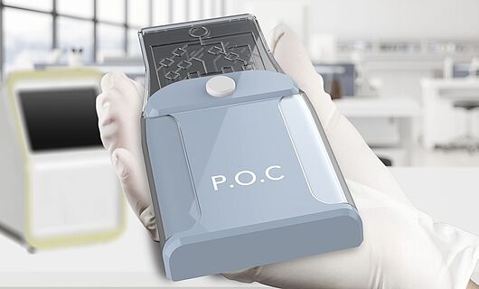 POC Device in einer Hand mit Handschuh, im Hintergrund ein Labor mit großer Fensterfront