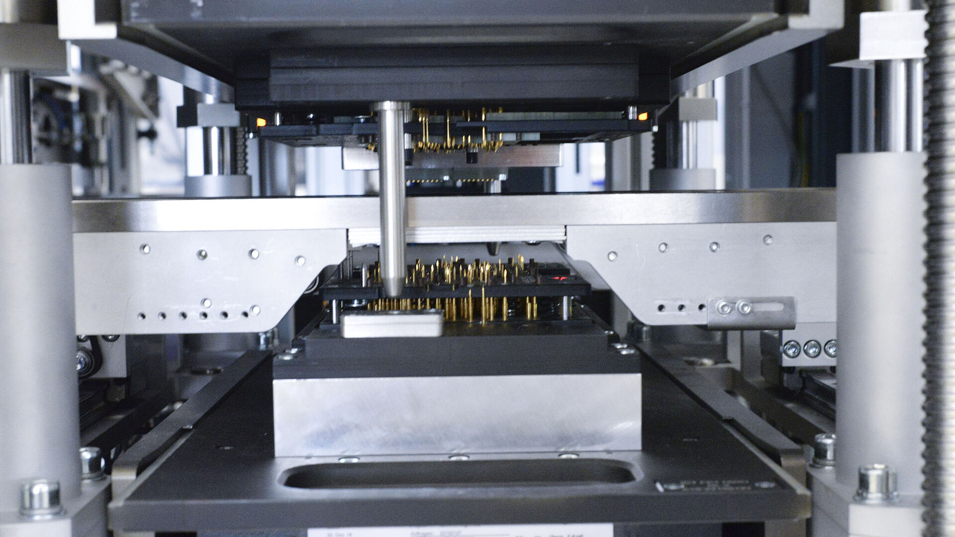Blick ins Innere einer INVENTUS Maschine, viel Metall, Prüf-Modul