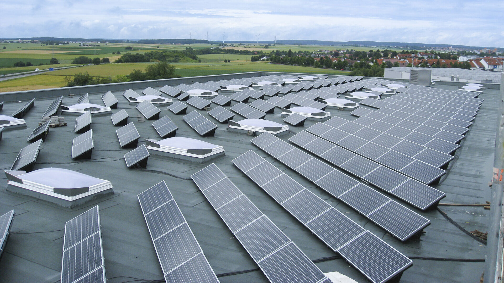 Aufnahme von oben zeigt ein Dach mit Solarpanels.